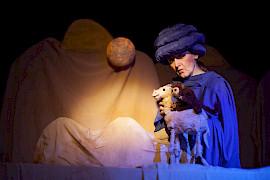 Ein Bild aus dem Stück "Das fliegende Kamel": Ein Kamel und eine Frau in einer Wüstenlandschaft.