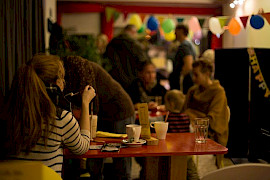 Ein Bild einer Geburtstagsfeier im Theater JARO.