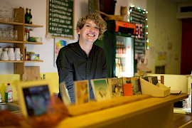 Der Verkaufstresen im Theater JARO für Getränke, Kleinigkeiten zu Essen, CDs und Bilderbücher unserer Stücke.